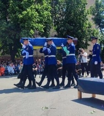 Із нацгвардійцем Вадимом Бондаренком, якого на блокпості збив суддя Тандир, попрощалися у Тальному, - МВС. ФОТОрепортаж