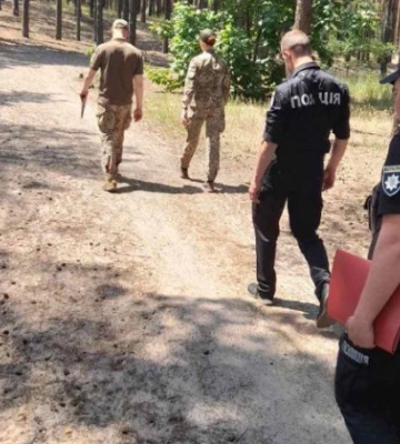 У Києві любителям смажити шашлики у лісі вручили повістки, фото