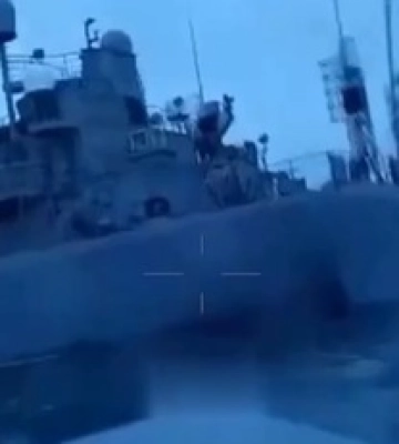 Дав крен і завалився на борт: нові знімки корабля &quot;Іван Хурс&quot; після атаки