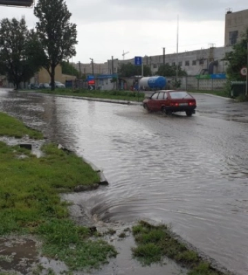 В Одесі сильний дощ затопив вулиці (відео)