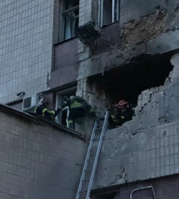 В Киеве после атаки дронов пострадал спасатель: его придавило бетонной плитой во время спасательной операции — Кличко