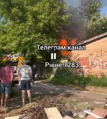 Дим стовпом: у Рівному на Степана Бандери сталась пожежа (ВІДЕО)