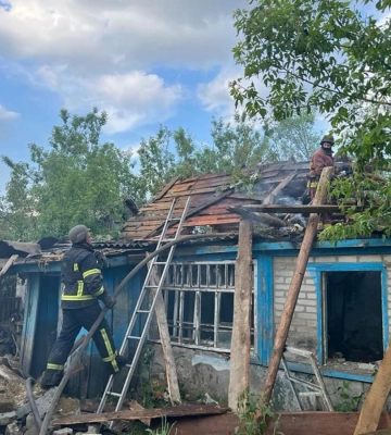 Оккупанты обстреляли Харьковщину, возник пожар, ранена пенсионерка - ГСЧС