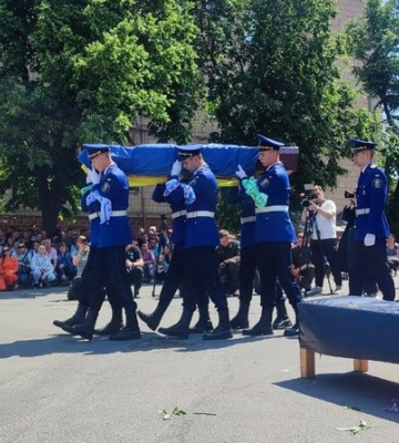 У Тальному на Черкащині сотні людей провели в останню путь нацгвардійця Вадима Бондаренка, збитого на КПП при в&#039;їзді до Києва
