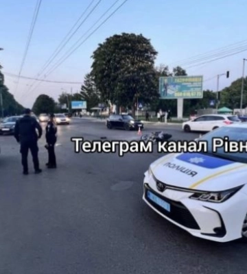 У Рівному зіткнулись легковик та мотоцикл