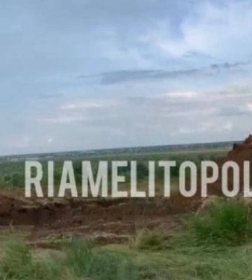 В Мелитополе рашисты роют окопы для танков и заселились в здание учебного учреждения (видео, фото)