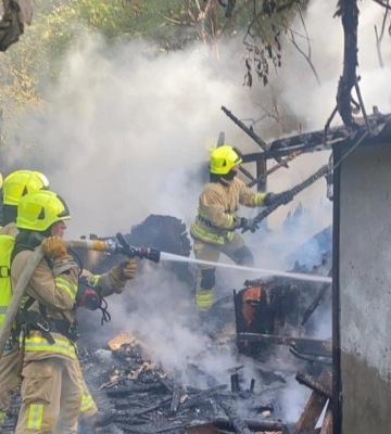 У Рівному вогнеборці ліквідували пожежу автогаражів