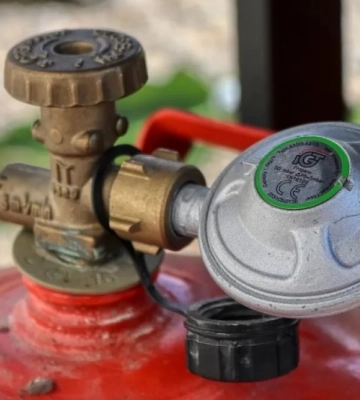На Київщині стався вибух газового балону: власник будинку вижив лише дивом (ВІДЕО)