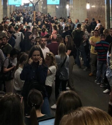 Атака на столицю: кияни рятуються від ракет у метро (фото, відео)