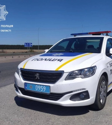 У Рівному патрульні зупинили авто з неповнолітньою водійкою за кермом