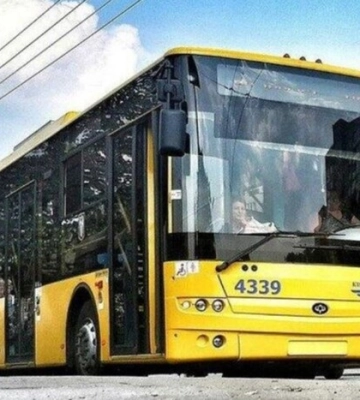 У Києві затримується рух низки тролейбусів через падіння уламка ракети