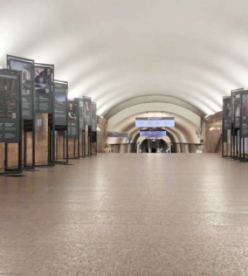 У метро Харкова відкрито фотовиставку «Міста та їхні герої»