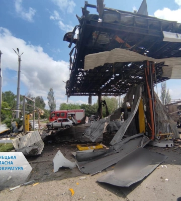 Росіяни скинули авіабомби на заправку та адмінбудівлю в Торецьку: є жертви