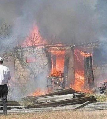 Обломки упали на хозяйства. Нацполиция показала последствия ракетного удара РФ в Киевской области — фото, видео