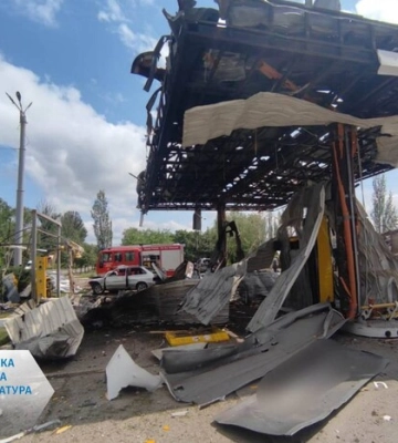 Росіяни скинули авіабомби на заправку та адмінбудівлю в Торецьку: є жертви