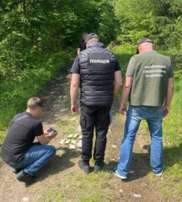 На Закарпатті поліція за підозрою у підкупі військовослужбовця ДПСУ затримала жителя Дніпра: фігурант намагався незаконно&amp;hellip;