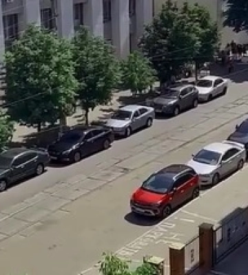 З криками від страху: у мережі показали, як у Києві під час обстрілу діти бігли в укриття. Відео