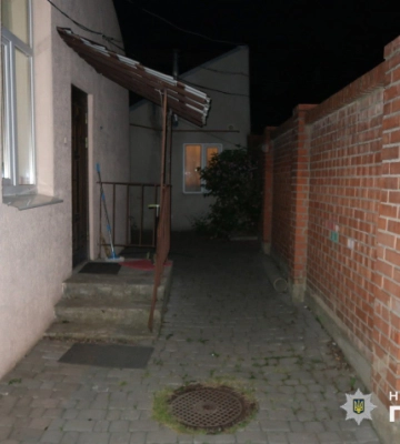 Житель Чернівців пирнув ножем товариша по чарці. Різника оперативно затримали