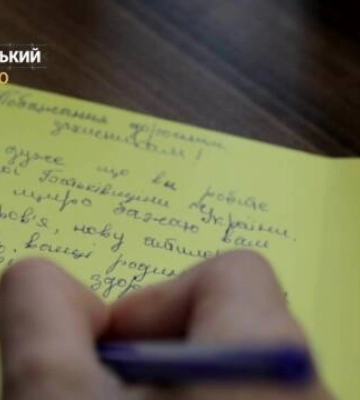 Листівки воїнам ЗСУ до Дня захисту дітей робила малеча у Кропивницькому (відео)