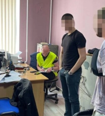У Києві поліція затримала двох чоловіків, які знімали роботу ППО. Їх передали до Служби безпеки України