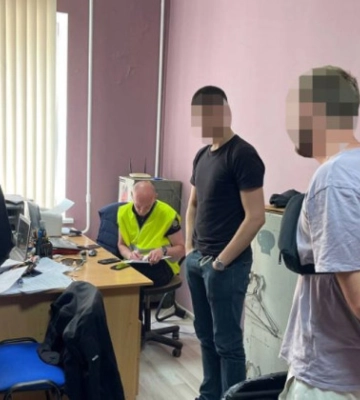В Киеве задержали двое парней, которые снимали работу ПВО: фото
