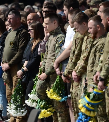 19 років, 29 та 42: у Рівному проводжали в останню дорогу 3 захисників України (ВІДЕО)