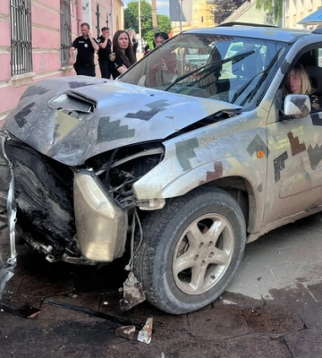Во Львовской области пьяная водитель сбила на тротуаре полицейскую: ее зажало между стеной и авто