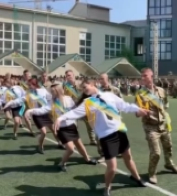 Випускники Волинського військового ліцею зворушили прощальним вальсом