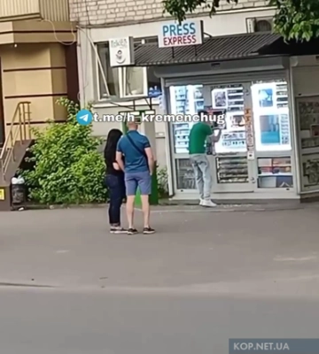 У Кременчуці неадекватний чоловік розбив скло в кіоску