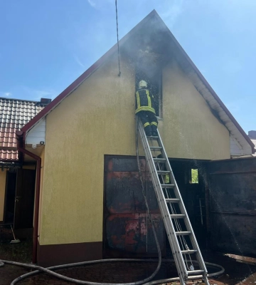 У Рівненському районі горів дах двоповерхової будівлі