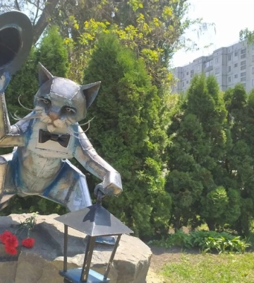 У Сумах відкрили скульптуру &quot;Кіт з ліхтарем&quot;, яку створив загиблий у боях під Верхньою Сироваткою Руслан Мовчан