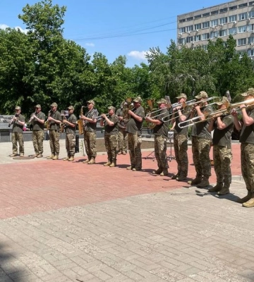 Труби, валторни, саксофони. У Миколаєві військовий оркестр їздив тролейбусом і виступав на зупинках