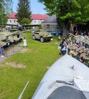 Майже 30 захисників, які реабілітуються у Луцьку, побували у музеї військової техніки (фото, відео)