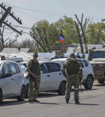 Возле Мелитополя российский БТР врезался в гражданский микроавтобус, есть погибший
