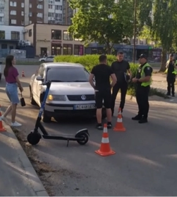 У Луцьку Volkswagen збив підлітків, які вдвох їхали на самокаті (відео)