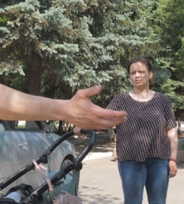 У Луцьку чоловік кинув пляшки з під пива у дитячий візок (відео)