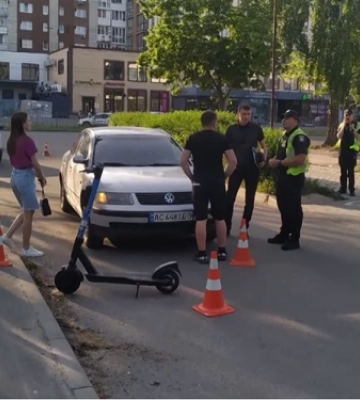 У Луцьку Volkswagen збив підлітків, які вдвох їхали на самокаті (відео)