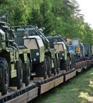Могут лупить по Киеву: рф завезла в беларусь целый эшелон ЗРК С-400