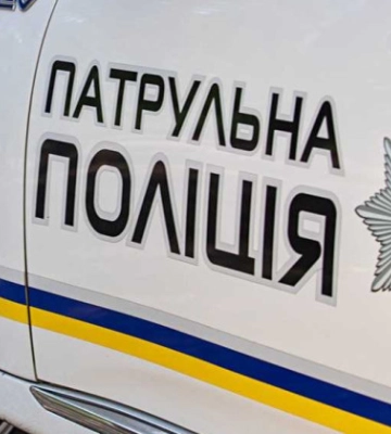 В Киеве полицейские спасли мужчину, который прыгнул с 10 этажа и застрял на высоте 9-го этажа