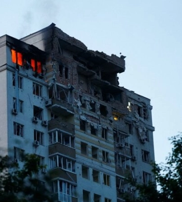 Пожар в жилом доме, выбитые окна. Последствия нового ночного удара России по Киеву — фоторепортаж