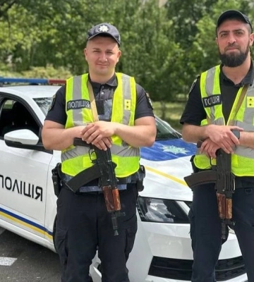 У Києві поліцейські врятували чоловіка, який стрибнув з 10 поверху і застрягнув на висоті 9-го поверху