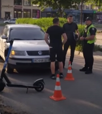 У Луцьку біля «Гостинця» автівка збила двох підлітків на самокаті, один хлопець - у лікарні