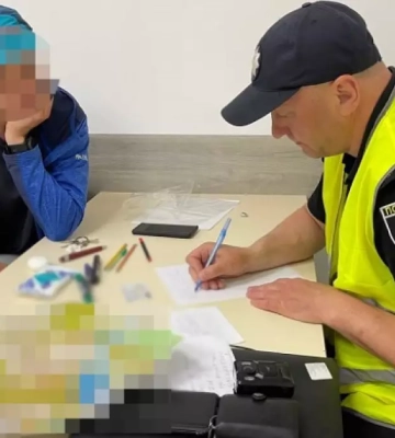 У Києві поліцейські врятували чоловіка, який стрибнув з 10 поверху і застрягнув на висоті 9-го поверху