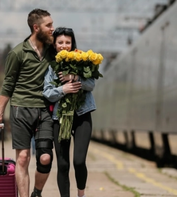 Цінуючи час: дорогоцінні моменти українських військових з рідними на вокзалі в Краматорську (фотогалерея)
