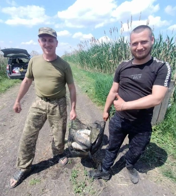 Мешканець Кривого Рогу показав трофеї рибалки на покинотому ставку під Бахмутом
