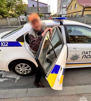 На зупинці у Рівному знайшли чоловіка, який забув, де живе