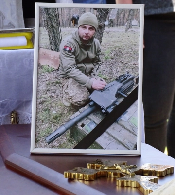 Залишилися дружина і двоє діток: на Волині попрощалися із Героєм Тарасом Троцем