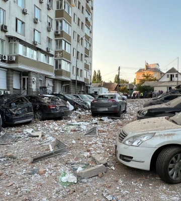 Росія почала четверту за дві доби атаку на Київ. Уламки впали на будинки та авто, є поранені