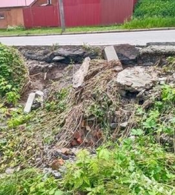 Після зливи на одній з вулиць Полтави розмило тротуар ФОТОФАКТ