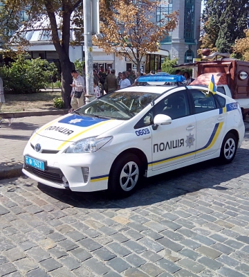 Поліцейський вкрав значну суму під виглядом ремонту службового авто: деталі схеми